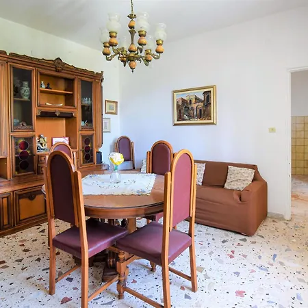 4 Bedroom Cozy In Prázdninový dům Reggio di Calabria