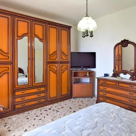 4 Bedroom Cozy In Reggio di Calabria